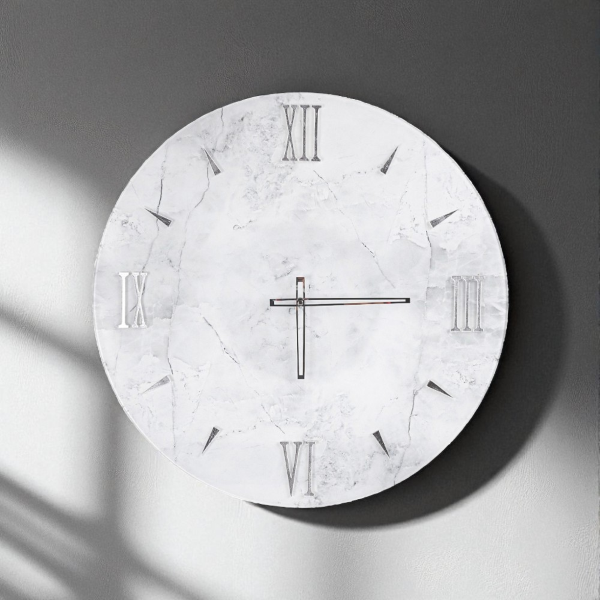 Horloge murale ronde 65 cm en verre trempé avec détails dorés
