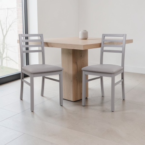 Conjunto de 2 sillas de madera TROPEA con asiento de cuero ecológico de hielo