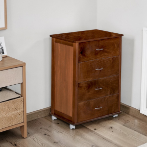 Commode avec roulettes ICON H83 cm en Bois de Hêtre à 4 Tiroirs Noyer.