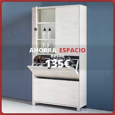 Mueble ahorraespacio moderno de madera clara con compartimentos y cajón abatible para zapatos, colocado junto a una pared azul. Texto: « Muebles ahorraespacio desde 135 € ».