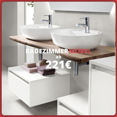 Moderner Badezimmerschrank mit Doppelwaschbecken aus Keramik, Holzplatte und weißen Stauraumelementen in einem hellen Raum. Text: «Badezimmermöbel ab 221 €».