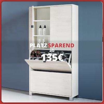 Moderner platzsparender Schrank aus hellem Holz mit Staufächern und kippbarem Schuhfach, vor einer blauen Wand platziert. Text: «Platzsparende Möbel ab 135 €».