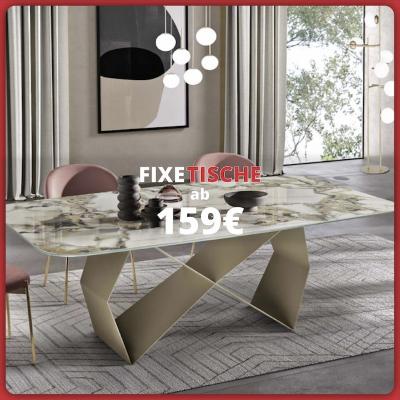  Moderner Fix-Tisch mit Glasplatte in Marmoroptik und rosa Stühlen. Text: «Fixe Tische ab 159 €».