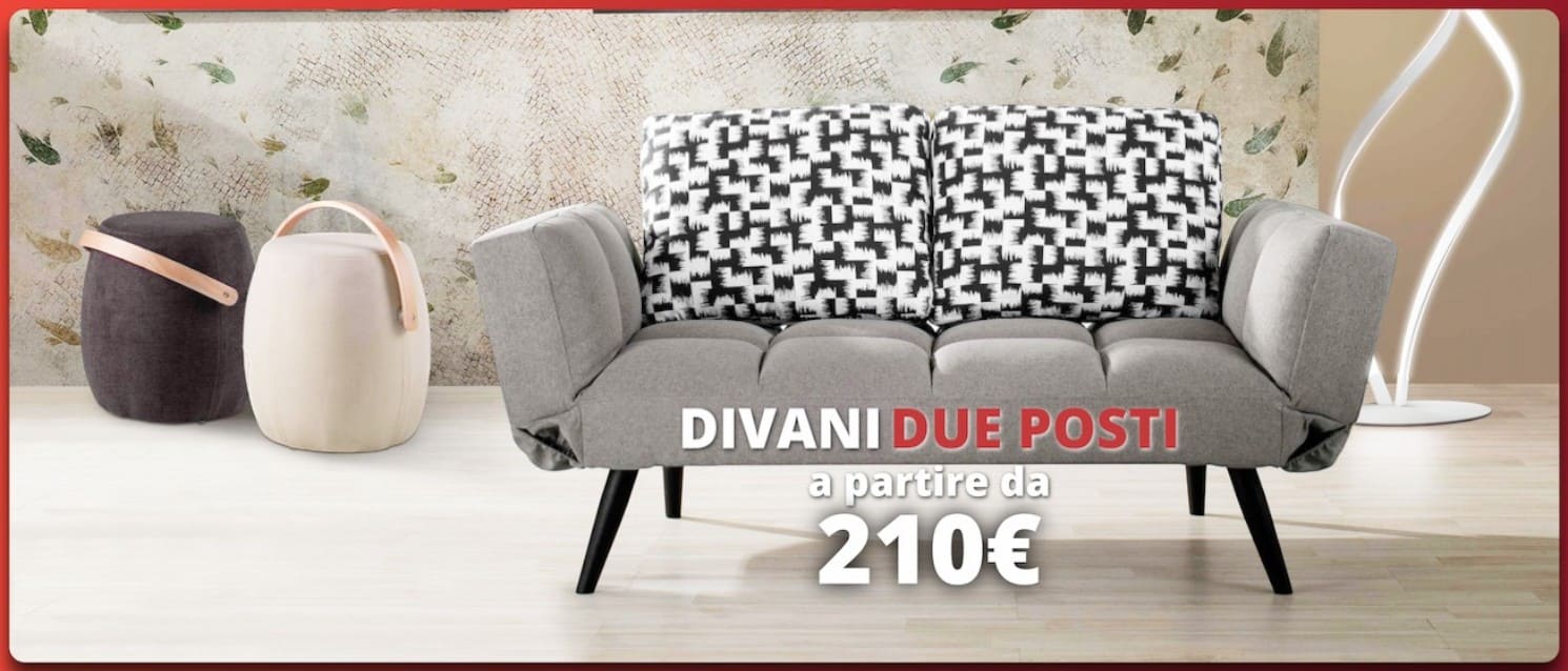 Soggiorno moderno con divano due posti e pouf coordinati, promo “Divani due posti a partire da 210 €”.