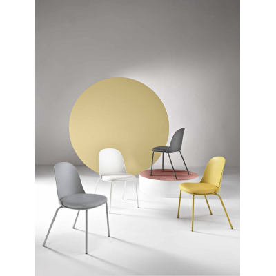 Chaise en polypropylène jaune avec assise en éco-cuir LETE 2 chaises