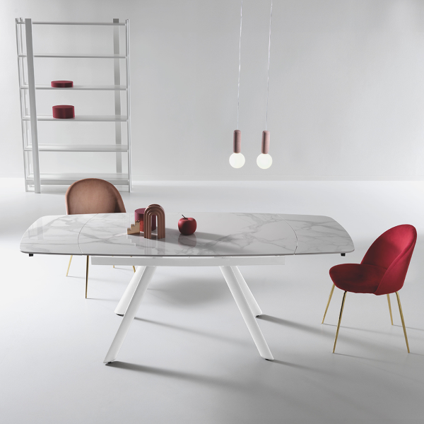 Table moderne TERENCE extensible jusqu'à 210 cm avec piètement en métal et plateau effet marbre blanc