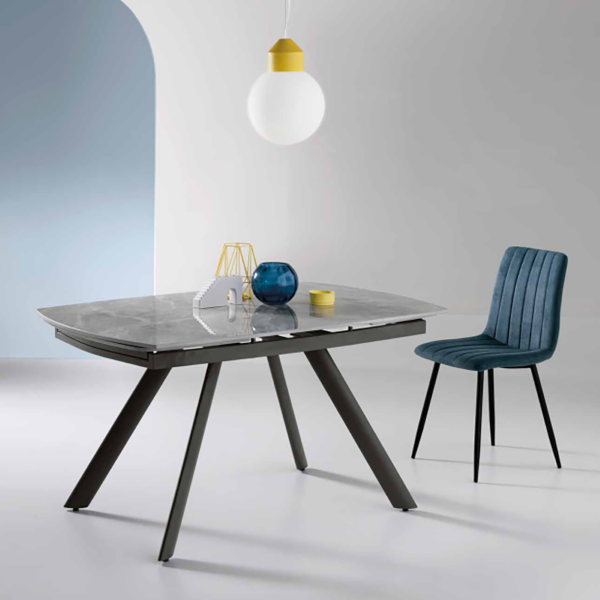 Table moderne TERENCE extensible jusqu'à 210 cm avec piètement en métal et plateau effet marbre gris