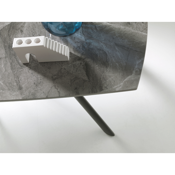 Table moderne TERENCE extensible jusqu'à 210 cm avec piètement en métal et plateau effet marbre gris