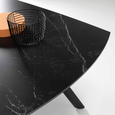 Table moderne TERENCE extensible jusqu'à 210 cm avec piètement en métal et plateau effet marbre noir
