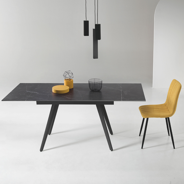 Table ORESTE avec plateau effet marbre noir et piètement en métal extensible jusqu'à 180 cm