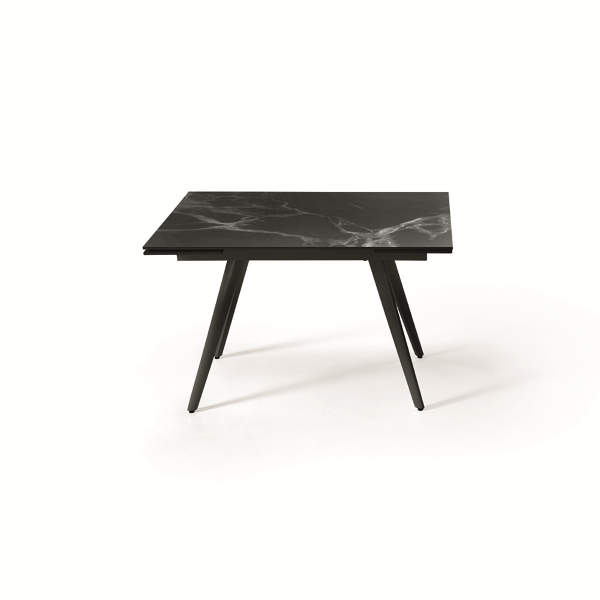 Table ORESTE avec plateau effet marbre noir et piètement en métal extensible jusqu'à 180 cm