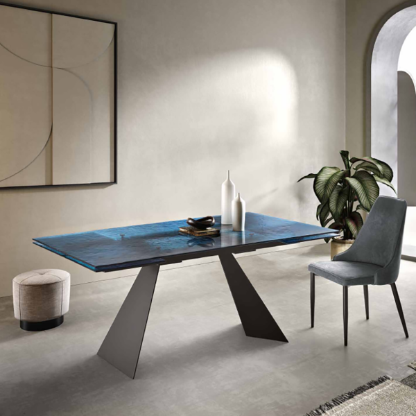 Mesa extensible WATERS de 240 cm con base de metal negro y tapa de cristal azul