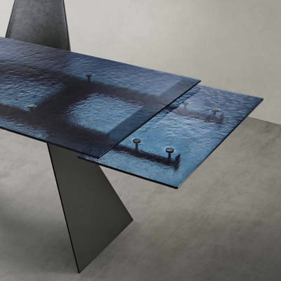 Mesa extensible WATERS de 240 cm con base de metal negro y tapa de cristal azul