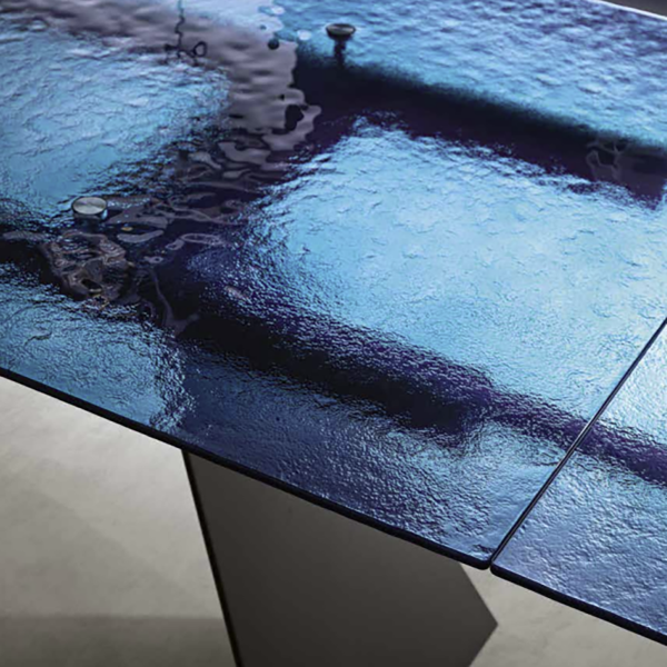 Mesa extensible WATERS de 240 cm con base de metal negro y tapa de cristal azul