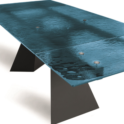 Mesa extensible WATERS de 240 cm con base de metal negro y tapa de cristal azul