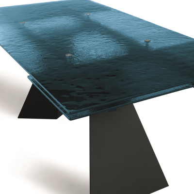 Mesa extensible WATERS de 240 cm con base de metal negro y tapa de cristal azul