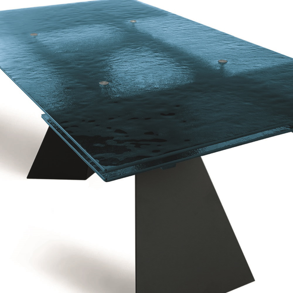 Mesa extensible WATERS de 240 cm con base de metal negro y tapa de cristal azul
