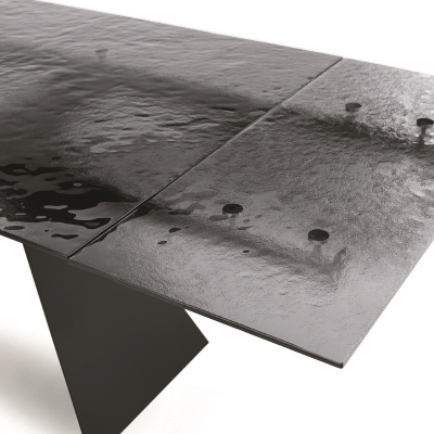 Table extensible WATERS 240 cm avec piètement en métal noir et plateau en verre fumé