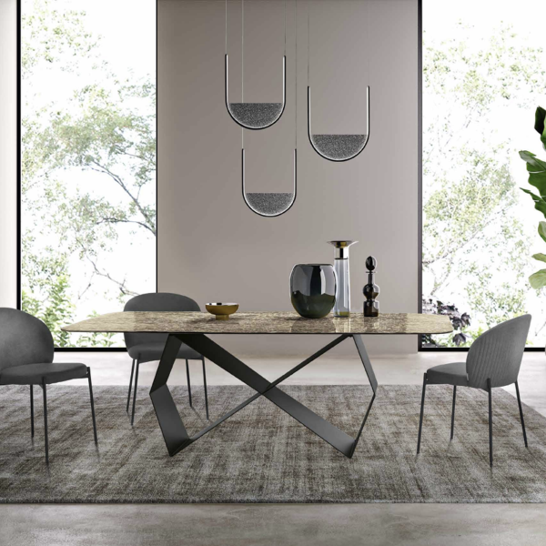 KARL fester Tisch 210 cm mit schwarzem Metallgestell und bronzefarbener gehämmerter Glasplatte