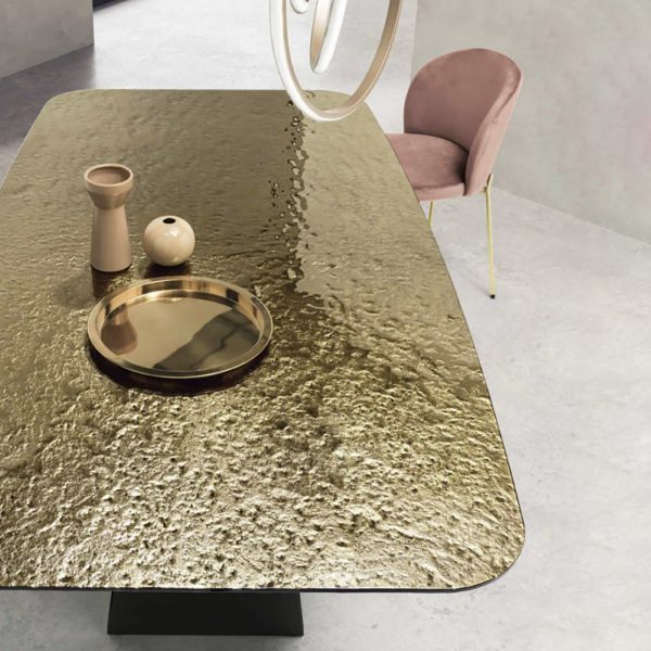 KARL fester Tisch 210 cm mit schwarzem Metallgestell und bronzefarbener gehämmerter Glasplatte