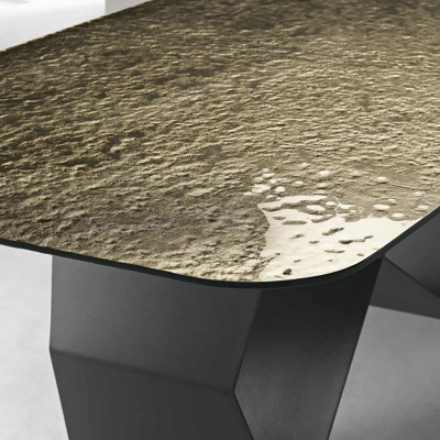 KARL fester Tisch 210 cm mit schwarzem Metallgestell und bronzefarbener gehämmerter Glasplatte