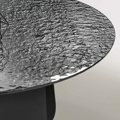 Runder Tisch MAYA140 mit schwarzem Metallgestell und Rauchglasplatte