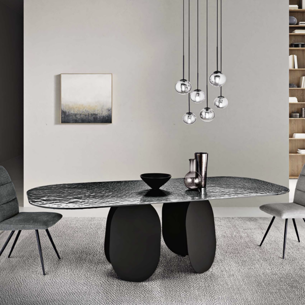 Mesa rectangular MAYA240 con base de metal negro y tapa de cristal ahumado