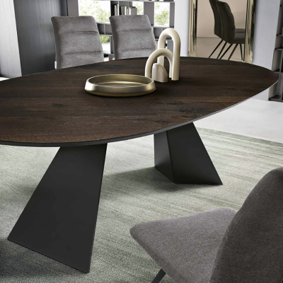 Mesa fija TOKYO de 210 cm con base de metal negro y tapa de Roble Térmico