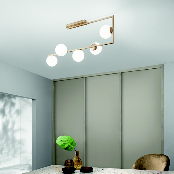 Deckenleuchte MONILE aus goldfarbenem Metall und weißen Diffusoren aus mundgeblasenem Glas mit 5 Lichtern 85x47 cm