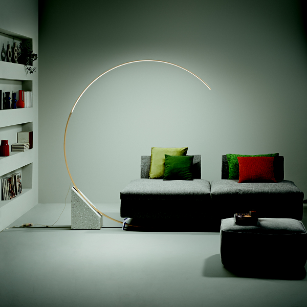 LED-Stehleuchte aus goldfarbenem Metall mit Grè RUNE-Holzsockel 176 x 204 cm