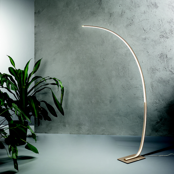 KEEP LED-Stehleuchte mit goldlackierter Metallstruktur