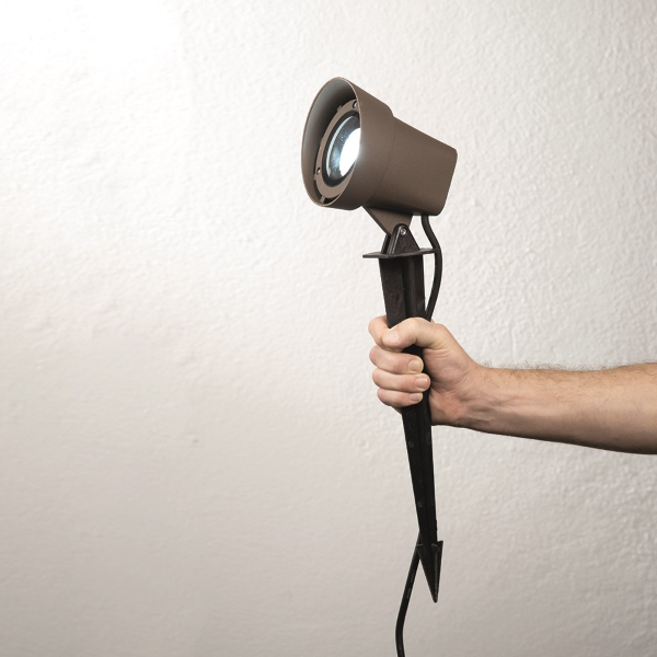 GURU Spotlampe mit Erdspieß für den Außenbereich aus braunem Aluminium 12x53 cm