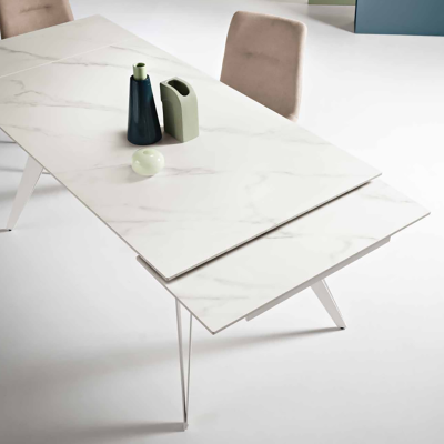 Mesa extensible THOR de 240 cm con base de metal y tapa efecto mármol blanco
