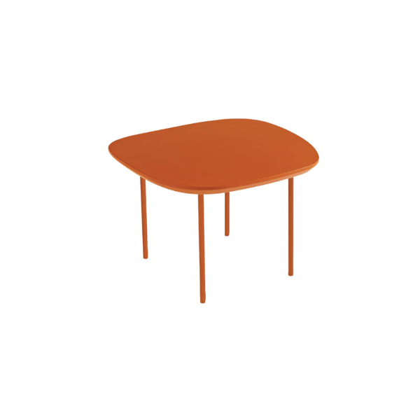 Couchtisch mit geformter Platte aus Rostholz und Metallgestell – FLUX Small