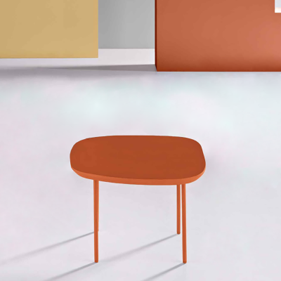 Couchtisch mit geformter Platte aus Rostholz und Metallgestell – FLUX Small