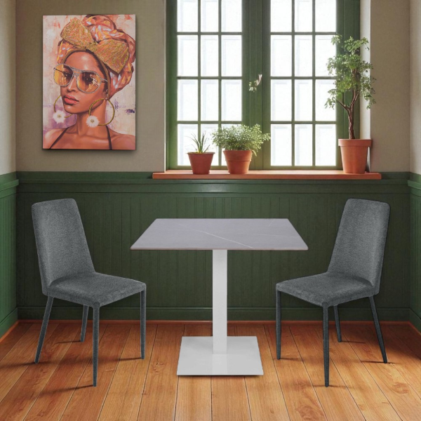 Modernes vertikales Gemälde auf Leinwand 60x90 cm Porträt einer Frau mit Stoffdekorationen