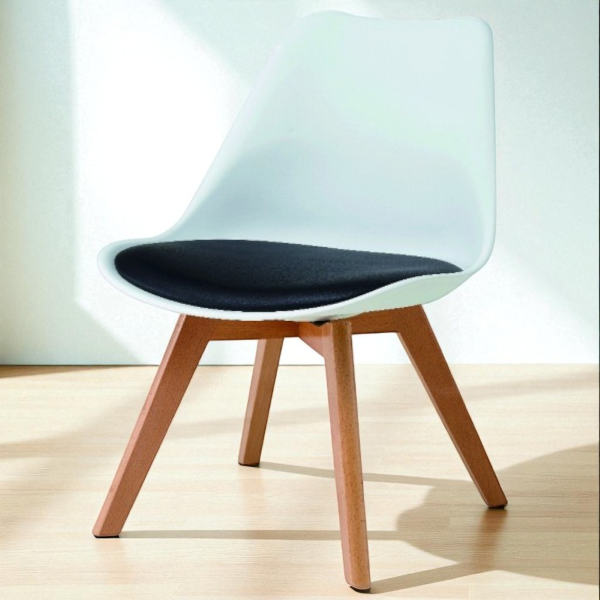 Chaise en polypropylène blanc avec coussin noir en similicuir, structure en bois