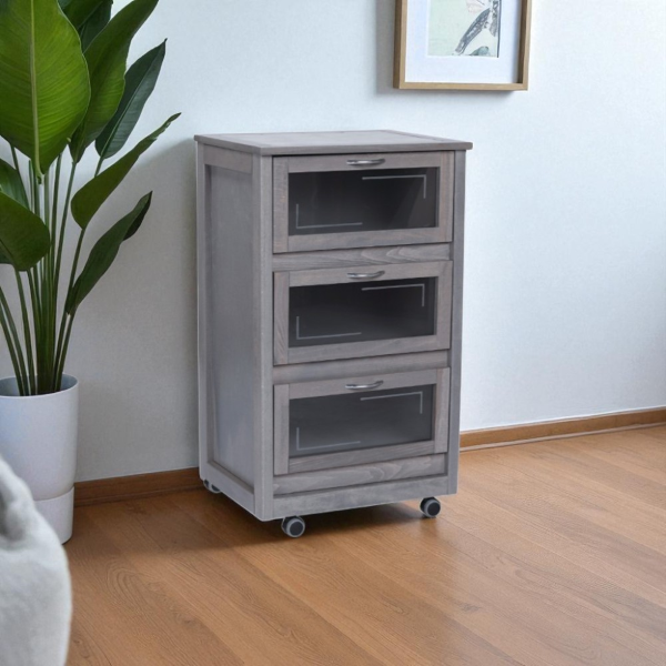 Grauer Schrankwagen mit LANDHELL-Glasklappentüren