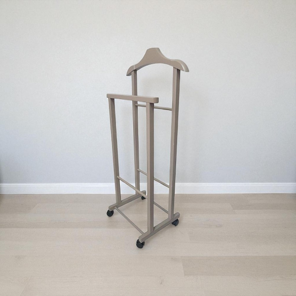 Schlafzimmerkleiderbügel aus LACKIERTEM TORTORA-Holz