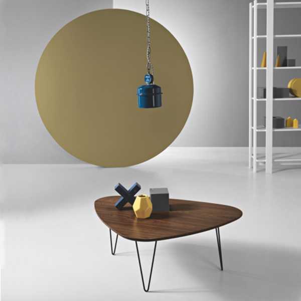 Couchtisch NICO, Platte aus geformtem Teakholz und Metallbeine