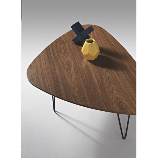 Couchtisch NICO, Platte aus geformtem Teakholz und Metallbeine