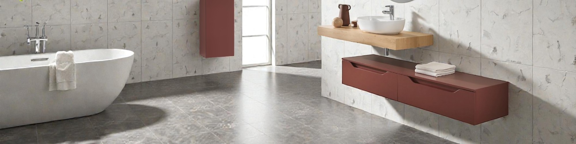 Modernes Badezimmer mit freistehender weißer Badewanne, hängendem Waschtischunterschrank mit Holzplatte, Aufsatzwaschbecken und bordeauxfarbenen Möbeln, verkleidet mit Feinsteinzeug in heller und dunkler Marmoroptik; ein heller Raum mit zeitgenössischem D