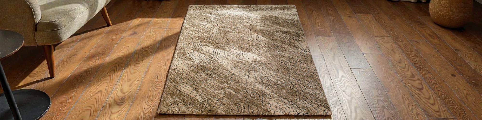 Alfombra rectangular marrón-beige sobre suelo de madera en un rincón de salón moderno