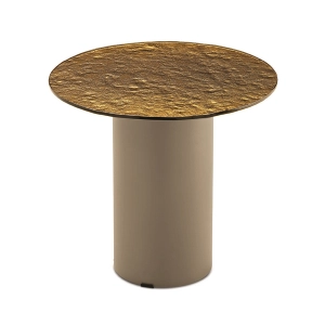 Runder Couchtisch WAYLON 45 mit beiger Metallbasis und bernsteinfarbener Hammerschlagglasplatte