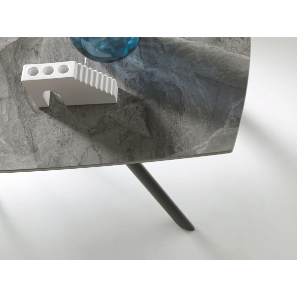 Mesa moderna TERENCE extensible a 210 cms con base de metal y tapa Efecto Mármol Gris
