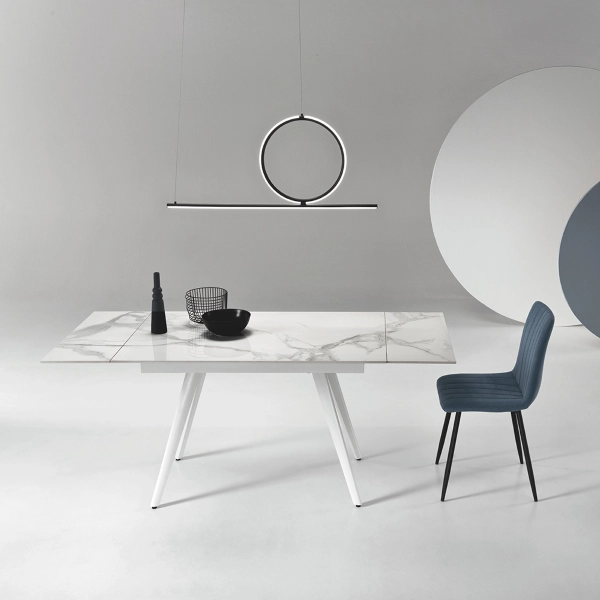 Mesa ORESTE con tapa efecto mármol blanco y base de metal extensible hasta 180 cms
