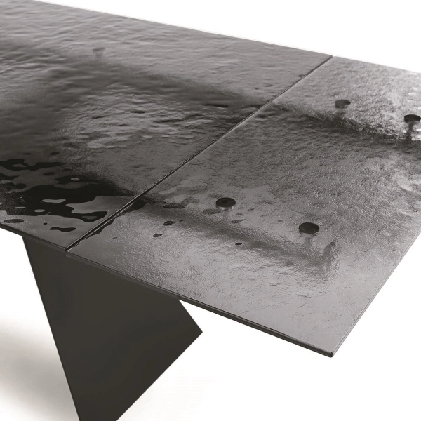 Mesa extensible WATERS de 240 cm con base de metal negro y tapa de cristal ahumado