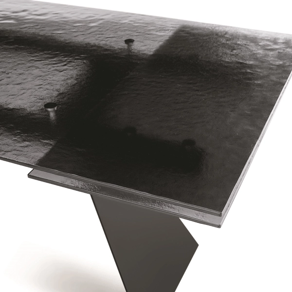 Mesa extensible WATERS de 240 cm con base de metal negro y tapa de cristal ahumado