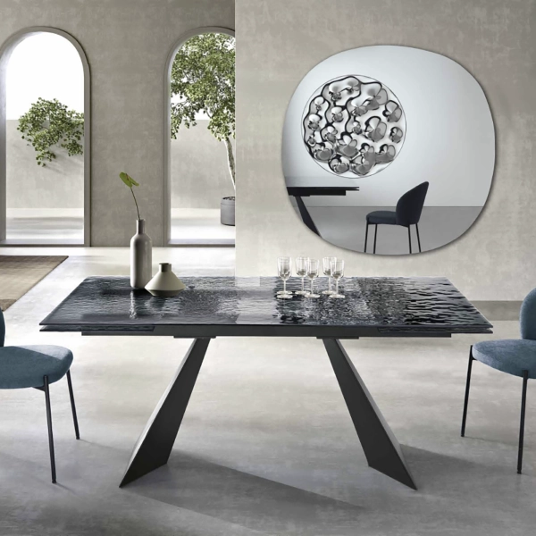 Mesa extensible WATERS de 240 cm con base de metal negro y tapa de cristal ahumado