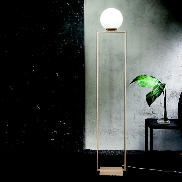 Lampadaire H169 cm en métal Doré et diffuseur en verre blanc SHIRLEY